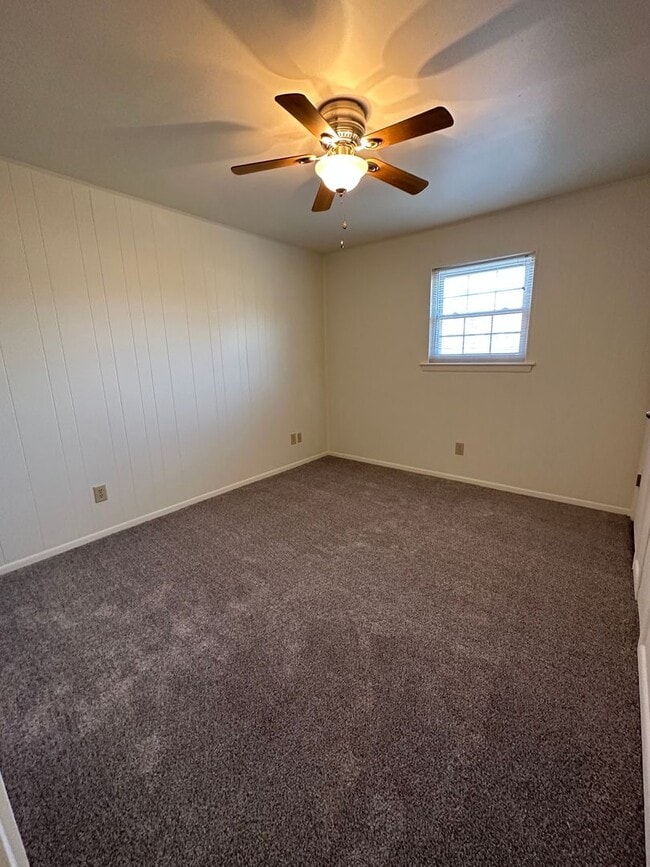 Building Photo - Large 2 Bedroom, 1 Bath Apartment in Old SW