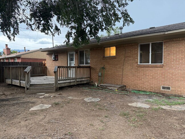 Building Photo - Cute Updated 2 Bedroom House