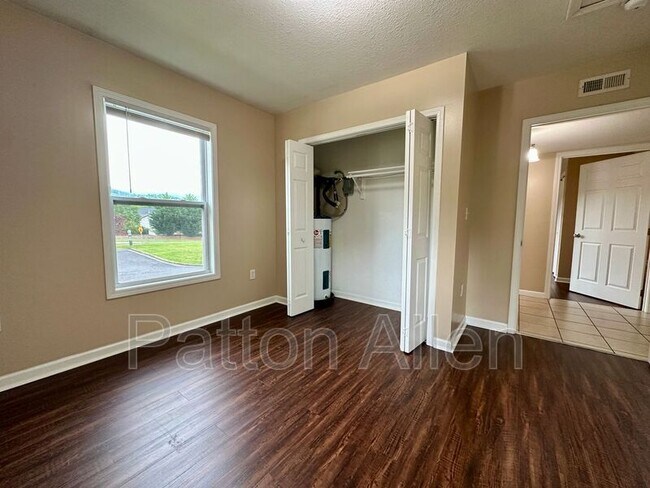 Building Photo - 8 Zell Ln