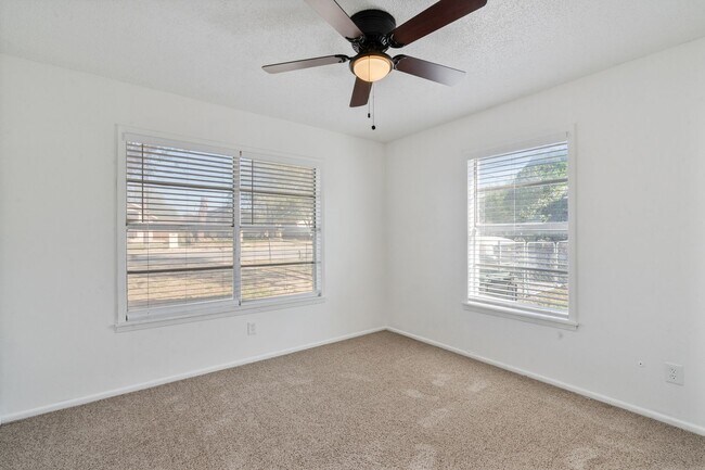 Building Photo - Vacant