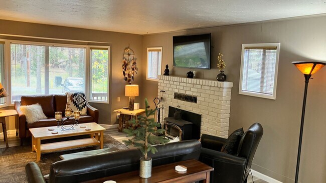 Building Photo - Furnished rental with large fenced back yard.