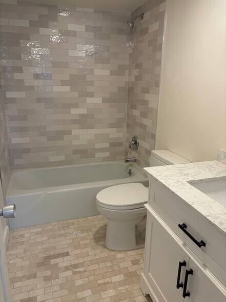 Building Photo - 1069 Hillsboro Mile