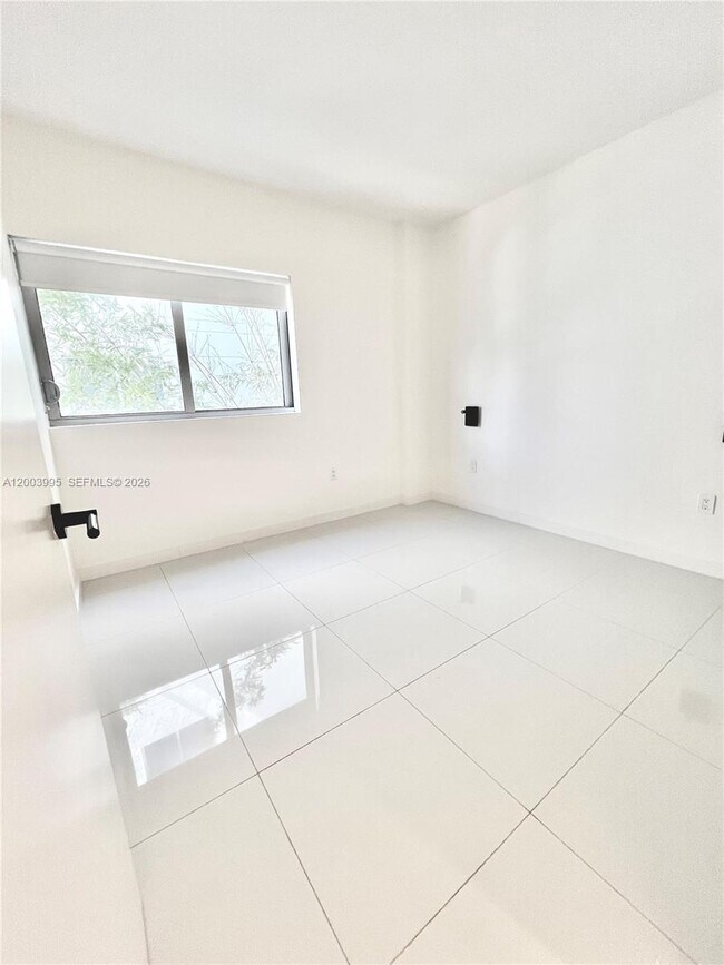 Building Photo - 9940 W Bay Harbor Dr