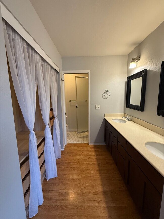 Building Photo - 3 bed 2.5 bath townhome available now!