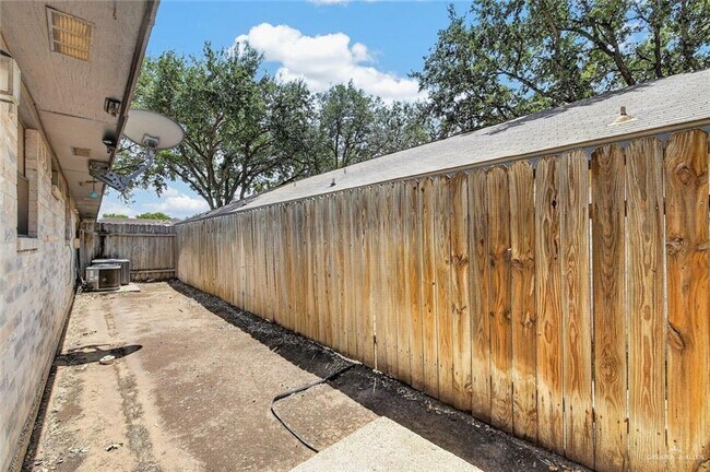 Building Photo - 1604 Avocet Ave W