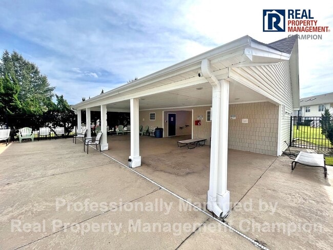 Building Photo - Upper Level Condo in Holton Place w/Community Pool