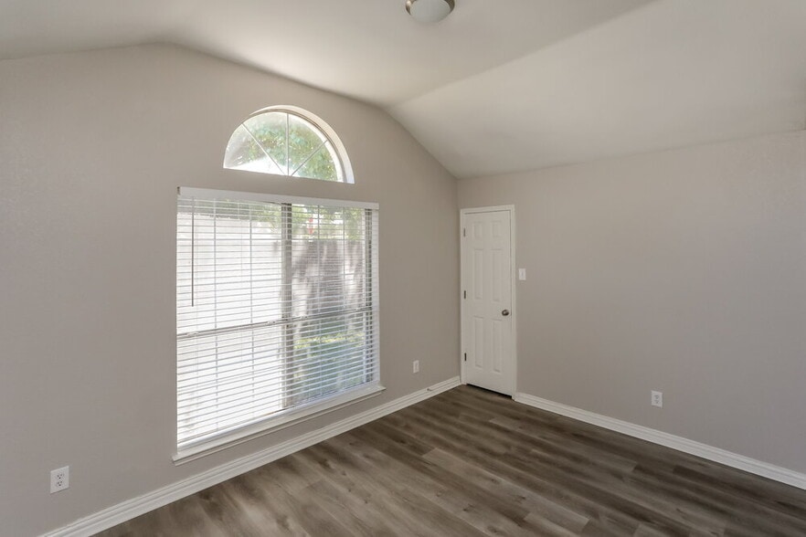 Building Photo - 721 S Highland Dr