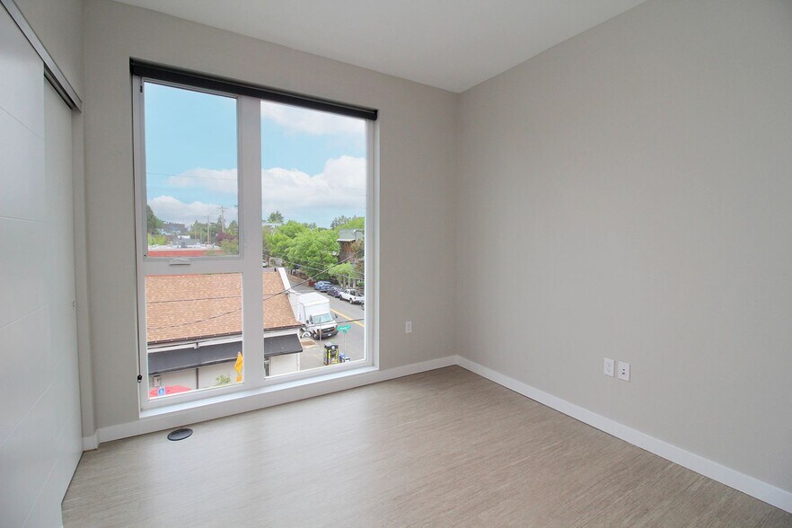 Building Photo - 1280 SE Nehalem St