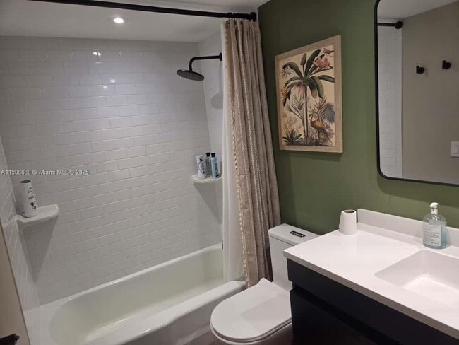 Building Photo - 10824 N Kendall Dr