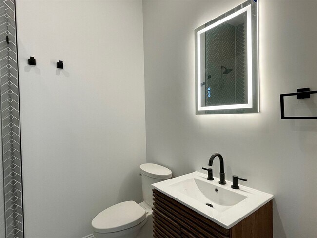 Building Photo - 108 Chelsea St