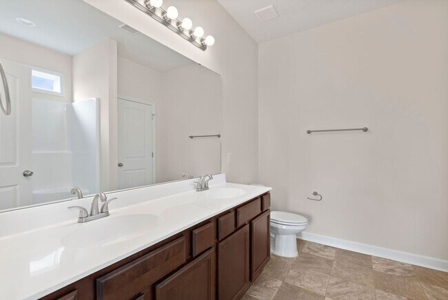 Building Photo - Stunning Townhome!