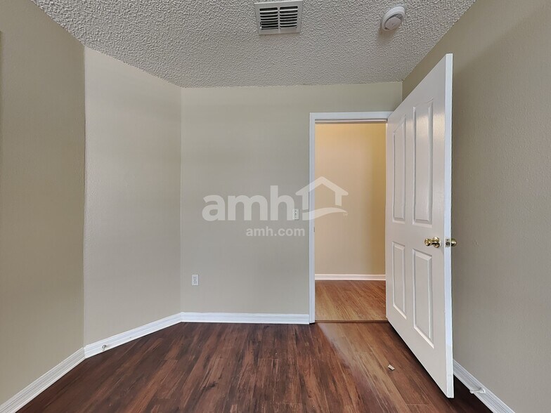 Building Photo - 5611 Brookdale Way
