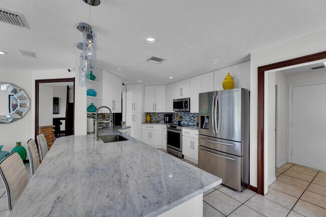 Building Photo - 6362 Brava Way