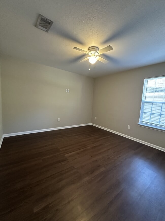 Building Photo - 128 Branch St