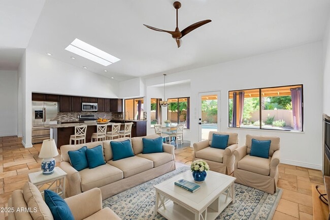 Building Photo - 5903 E Paradise Ln