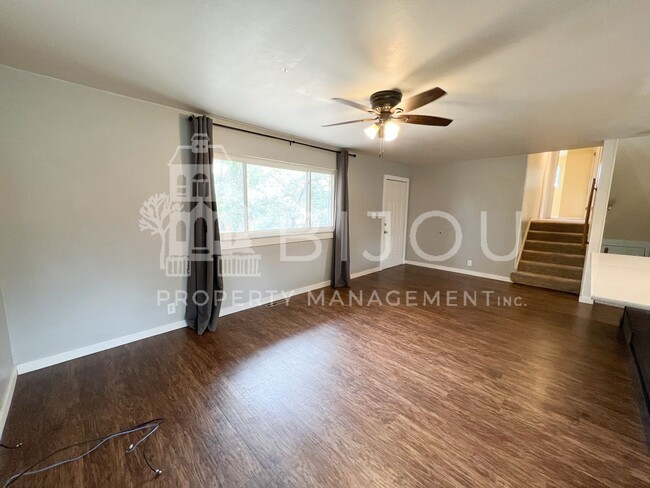 Building Photo - Tri-level Home with Newly Renovated Kitchen