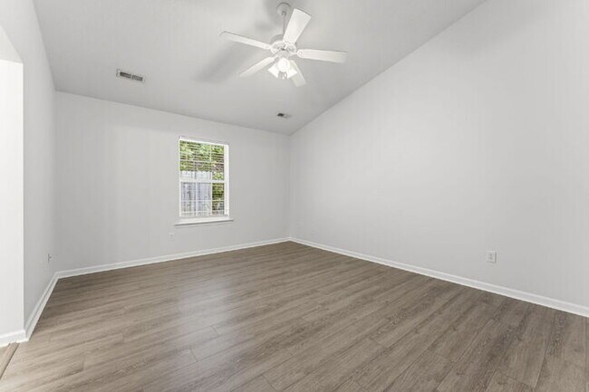 Building Photo - Charming 3-Bedroom Retreat with Cozy Fireplace in Simpsonville