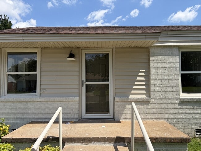 Building Photo - 411 E Showalter Dr