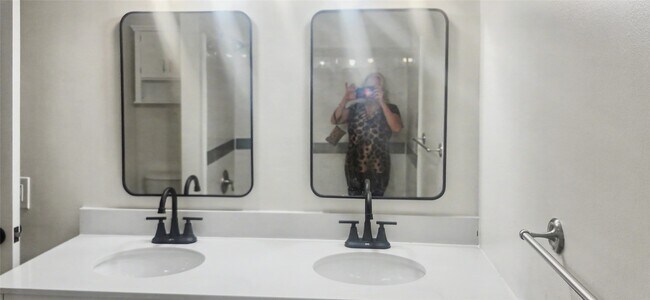 Building Photo - 12913 Trail Hollow Dr