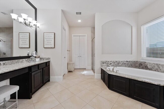 Building Photo - 5823 Stratton Wds Dr