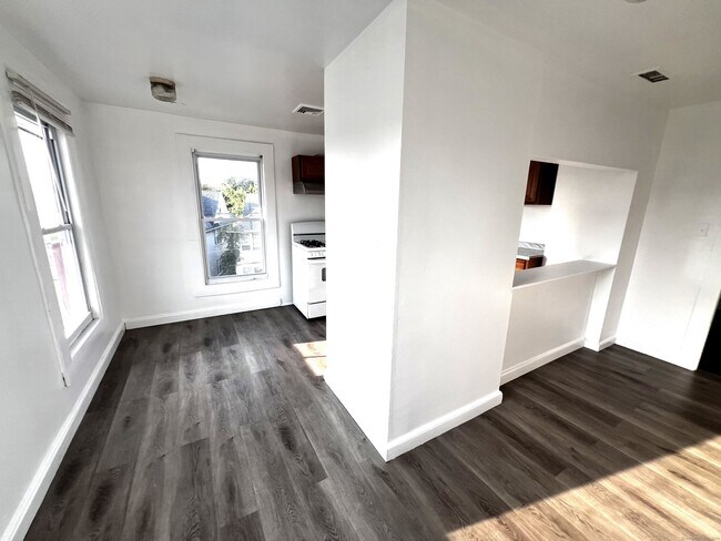 Building Photo - 83-85-85 Seeley St