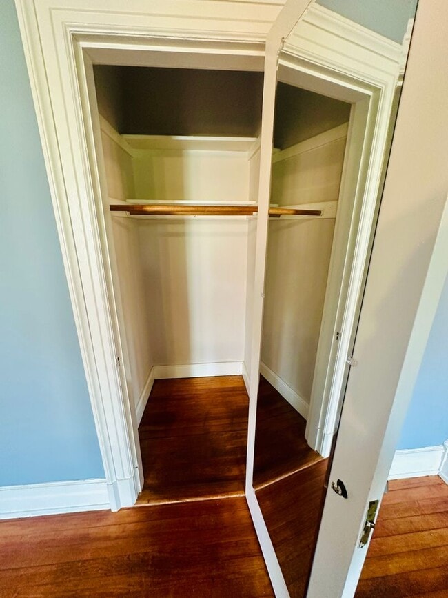 Building Photo - Charming 3bdrm/1.5bth Home Conveniently Located in Richmond's Carytown Area w/Private Balcony!!