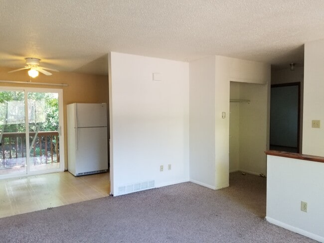 Building Photo - 1032 E Prospect Rd