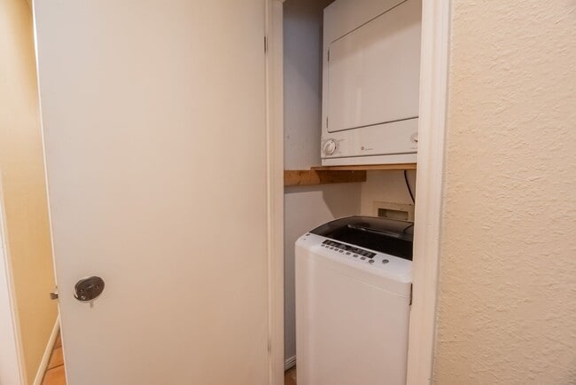 Building Photo - Robbins Place #208