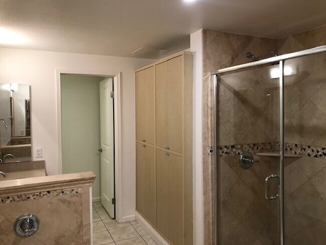 Building Photo - 2BR + 2 1/2BA CONDO AVAILABLE NOW IN BURBANK!