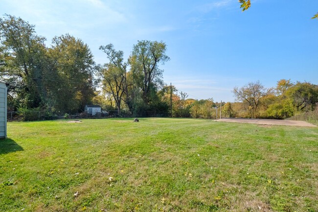 Building Photo - Beautiful Slab Home in Imperial with over ...