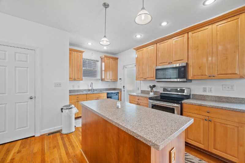 Building Photo - 980 W Ocean View Ave