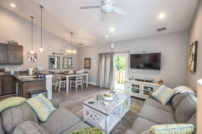 Building Photo - This spacious 3-bedroom, 2-bathroom townhouse offers modern living