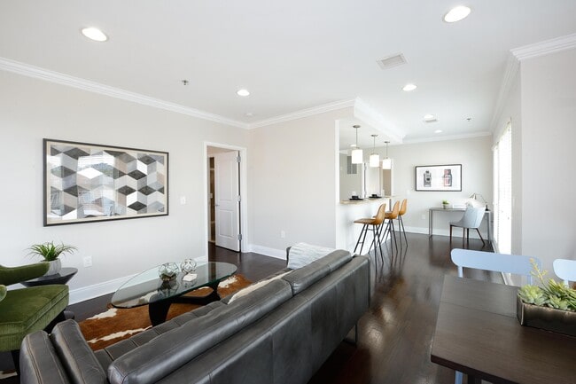 Building Photo - 619 Adams St