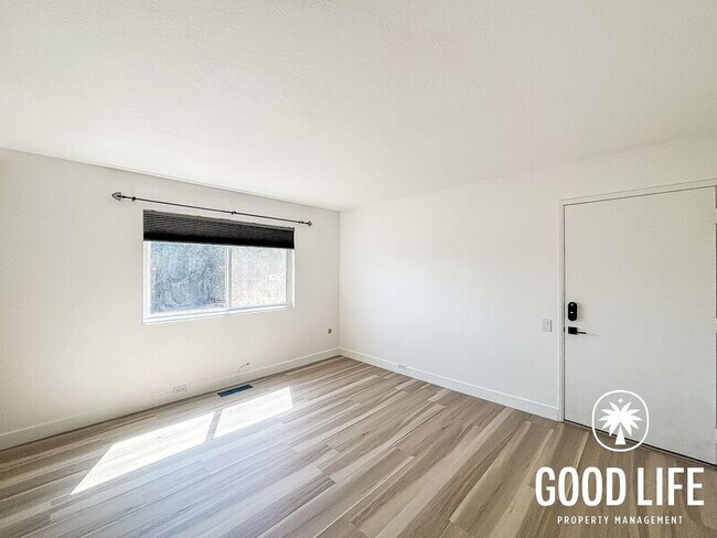 Building Photo - 9400 Crest Dr
