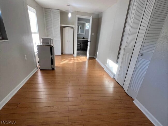 Building Photo - 712 Camellia Dr