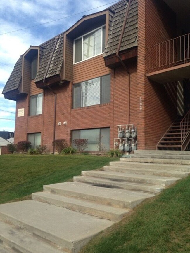 Building Photo - LIVE WITH A FRIEND AT WELLINGTON CONDOS!!