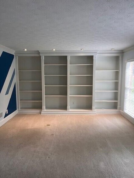 Building Photo - 871 Cedar Trce SW