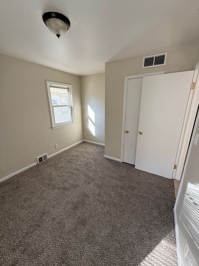 Building Photo - Come see your new home!