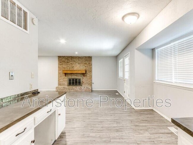 Building Photo - 2524 Boxwood Ave