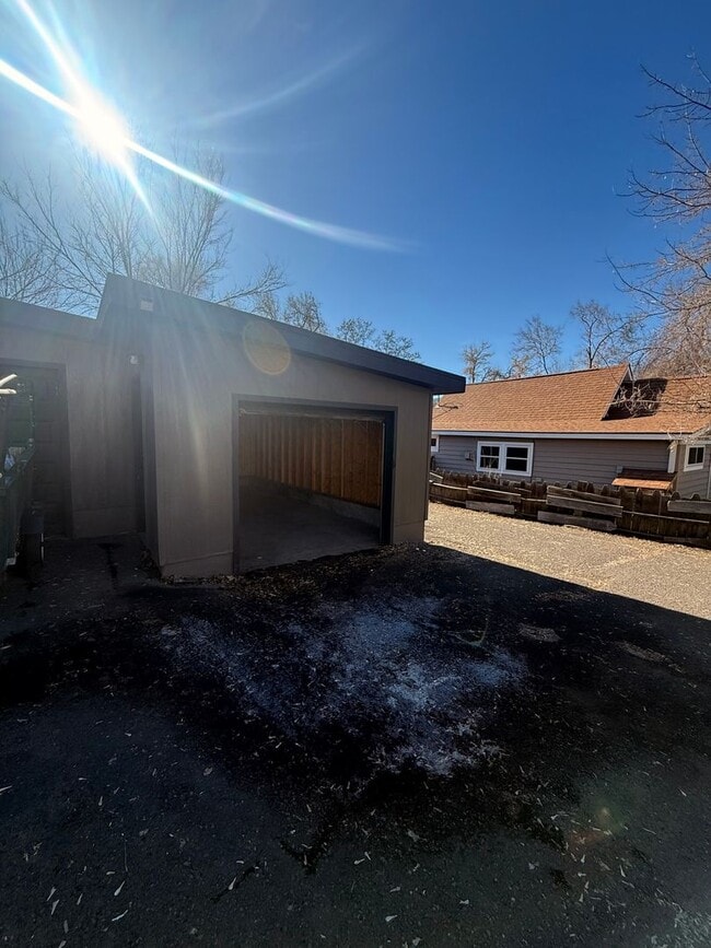 Building Photo - 2 Bed 1 Bath Duplex with Garage,