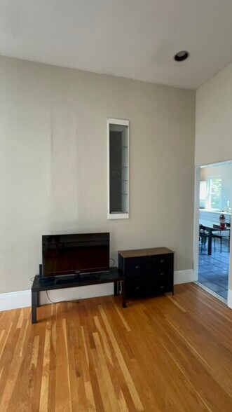 Building Photo - 1000 Memorial Dr