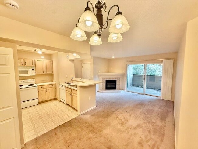 Building Photo - Cozy Two Bed/Two Bath Condo in Convenient ...