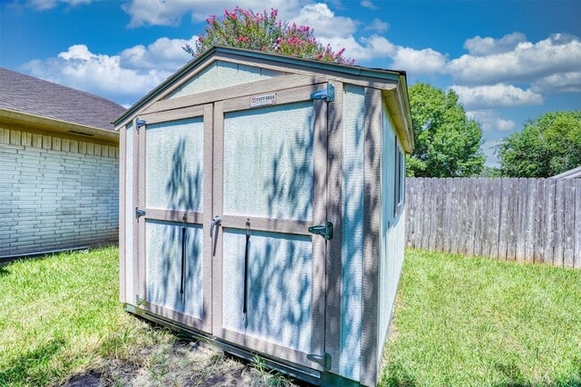 Building Photo - 607 Rosewood Dr