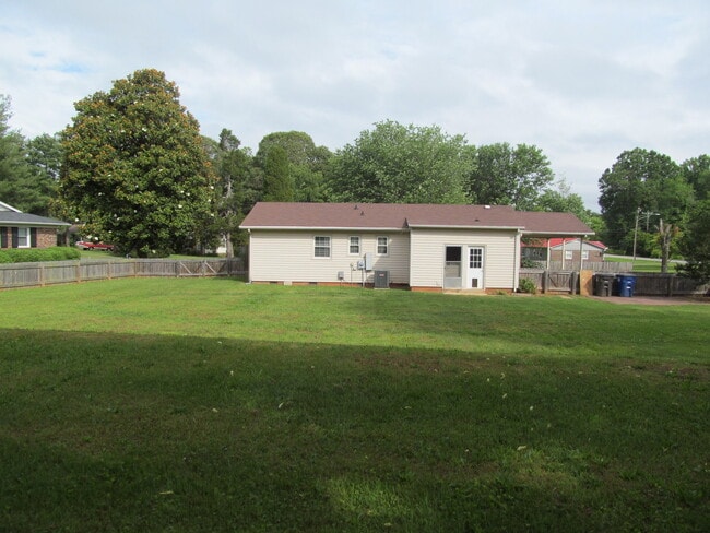 Building Photo - Brick Ranch in Rural Hall with fenced back...