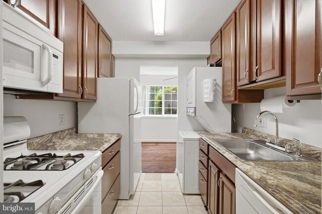 Building Photo - 1521 Colonial Dr