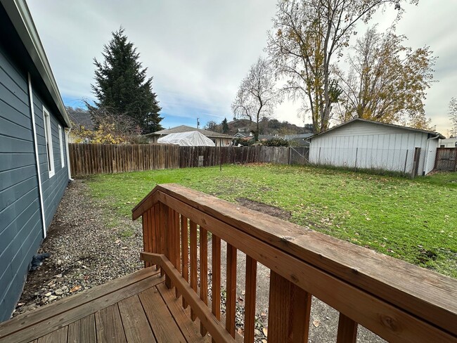 Building Photo - Newly Remodeled 3 bedroom house in Roseburg