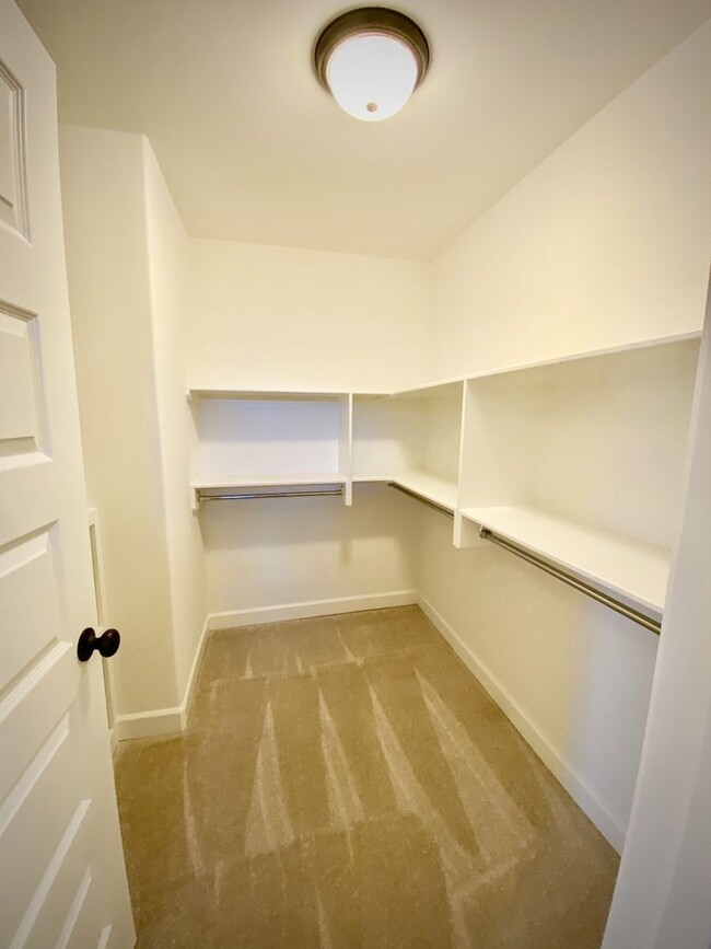 Building Photo - Townhome with 3 Bed/2.5 Bath w 1 Car Garag...