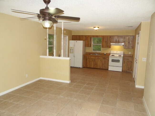 Building Photo - Rent is 1/2 price 1st month - 2 bed & 1 bath