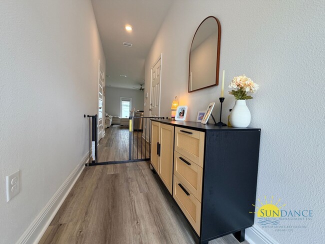 Building Photo - Stunning 3 Bedroom Townhouse in Brittany Oaks!