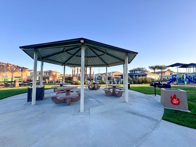 Building Photo - Welcome to Your Brand New 3 Bedroom Solar Home in the Gated Willow Springs Community of Murrieta!